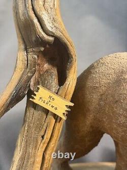 Ours Kodiak en bois sculpté et peint, art populaire vintage, saumon signé et daté.