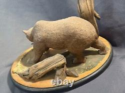 Ours Kodiak en bois sculpté et peint, art populaire vintage, saumon signé et daté.