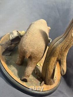 Ours Kodiak en bois sculpté et peint, art populaire vintage, saumon signé et daté.