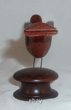 PA Oiseau d’art populaire du XXe siècle sculpté et peint polychrome, monté sur un bouton tourné