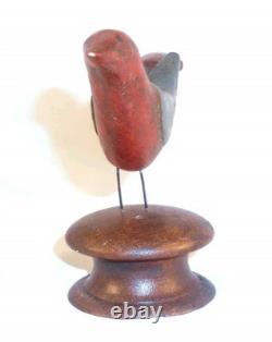 PA Oiseau d’art populaire du XXe siècle sculpté et peint polychrome, monté sur un bouton tourné