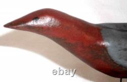 PA Oiseau d’art populaire du XXe siècle sculpté et peint polychrome, monté sur un bouton tourné