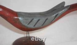 PA Oiseau d’art populaire du XXe siècle sculpté et peint polychrome, monté sur un bouton tourné