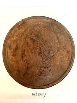 PLAQUE EN BOIS D'ART POPULAIRE ANTIQUE EN BOIS SCULPTÉ À LA MAIN Quelques imperfections dans le bois. Voir les photos