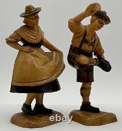 Paire d'art populaire allemand de la Forêt-Noire, danseurs en bois sculpté bavarois d'époque