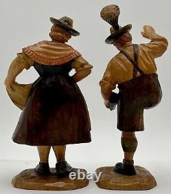 Paire d'art populaire allemand de la Forêt-Noire, danseurs en bois sculpté bavarois d'époque