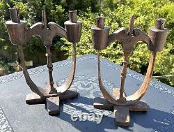 Paire de chandeliers en bois suédois sculptés à la main, art populaire nordique, Elis Tasre.