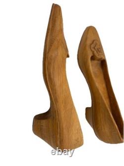 Paire de chaussures à talons de femme sculptées en art populaire