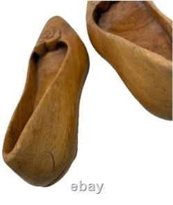 Paire de chaussures à talons de femme sculptées en art populaire