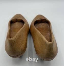 Paire de chaussures à talons de femme sculptées en art populaire