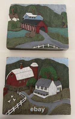 Paire de plaques en bois sculptées à la main en art populaire 3D peintes représentant un barn et un pont couvert de ferme.