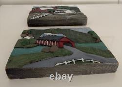 Paire de plaques en bois sculptées à la main en art populaire 3D peintes représentant un barn et un pont couvert de ferme.