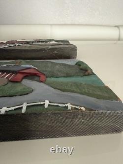 Paire de plaques en bois sculptées à la main en art populaire 3D peintes représentant un barn et un pont couvert de ferme.