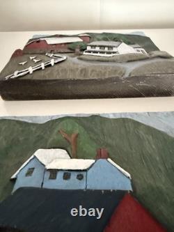 Paire de plaques en bois sculptées à la main en art populaire 3D peintes représentant un barn et un pont couvert de ferme.