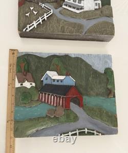 Paire de plaques en bois sculptées à la main en art populaire 3D peintes représentant un barn et un pont couvert de ferme.