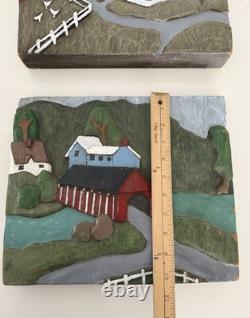 Paire de plaques en bois sculptées à la main en art populaire 3D peintes représentant un barn et un pont couvert de ferme.