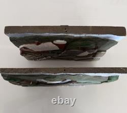 Paire de plaques en bois sculptées à la main en art populaire 3D peintes représentant un barn et un pont couvert de ferme.