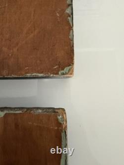 Paire de plaques en bois sculptées à la main en art populaire 3D peintes représentant un barn et un pont couvert de ferme.
