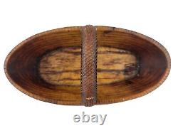 Panier d'art populaire en bois sculpté du XIXe siècle, antique et primitif AAFA, Treen, de forme ovale en une seule pièce.