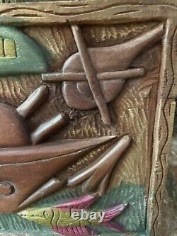 Panneau d'histoire en bois sculpté, art populaire haïtien, relief de navire de guerre stylisé