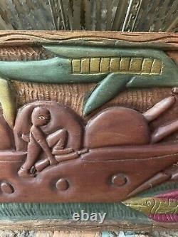 Panneau d'histoire en bois sculpté, art populaire haïtien, relief de navire de guerre stylisé