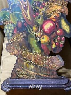 Panneau/écran en bois sculpté d'art populaire ancien avec profil masculin et fruits, 23 pouces de hauteur