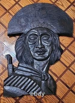 Panneau en bois sculpté d'art populaire signé par Mendes de Lampião, œuvre d'art du Brésil