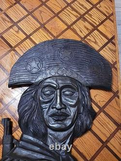 Panneau en bois sculpté d'art populaire signé par Mendes de Lampião, œuvre d'art du Brésil