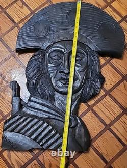 Panneau en bois sculpté d'art populaire signé par Mendes de Lampião, œuvre d'art du Brésil