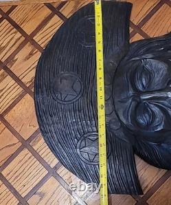 Panneau en bois sculpté d'art populaire signé par Mendes de Lampião, œuvre d'art du Brésil