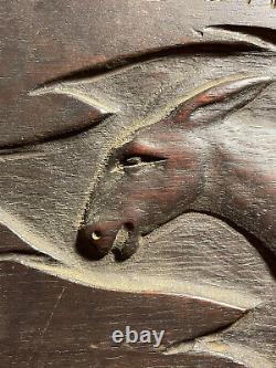 Panneau en bois sculpté d'art tramp folk antique : Ne pas donner de coup de pied à l'âne.