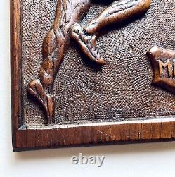 Panneau en relief en bois sculpté d'art populaire Art Deco antique du coureur de piste 1942 signé