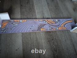 Panneau mural en bois sculpté à la main de scène d'homme et de femme en art folklorique vintage