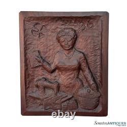 Panneau mural en maho gany sculpté représentant des femmes en art populaire ancien
