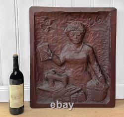 Panneau mural en maho gany sculpté représentant des femmes en art populaire ancien
