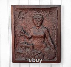 Panneau mural en maho gany sculpté représentant des femmes en art populaire ancien