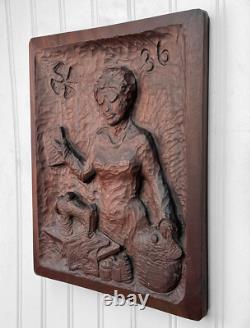 Panneau mural en maho gany sculpté représentant des femmes en art populaire ancien