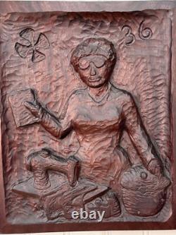 Panneau mural en maho gany sculpté représentant des femmes en art populaire ancien