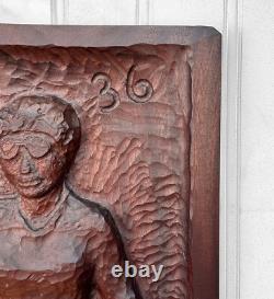 Panneau mural en maho gany sculpté représentant des femmes en art populaire ancien