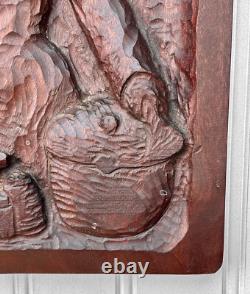 Panneau mural en maho gany sculpté représentant des femmes en art populaire ancien