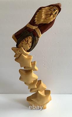 Pauline Connors 1998 Figure de Santa en bois sculpté à la main avec des étoiles filantes, signée.