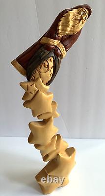 Pauline Connors 1998 Figure de Santa en bois sculpté à la main avec des étoiles filantes, signée.