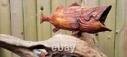 Perche à grande bouche sculptée à la main en bois d'art populaire sur support en bois flotté de rivière