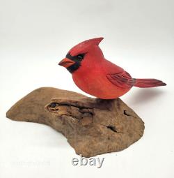 Phillip E Brown (1955-2011) Sculpture d'art populaire d'un oiseau cardinal sculpté sur du bois flotté