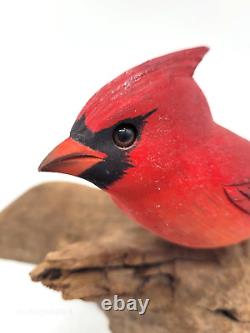 Phillip E Brown (1955-2011) Sculpture d'art populaire d'un oiseau cardinal sculpté sur du bois flotté