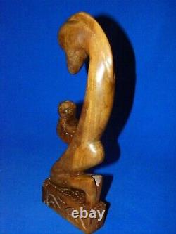 Pièce d'art populaire érotique vintage sculptée à la main en bois représentant un oiseau mère étrange et bizarre.