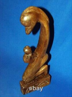 Pièce d'art populaire érotique vintage sculptée à la main en bois représentant un oiseau mère étrange et bizarre.