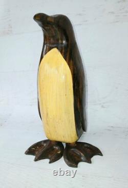 Pinguin en bois lamellé sculpté vintage original MCM art populaire du milieu du siècle