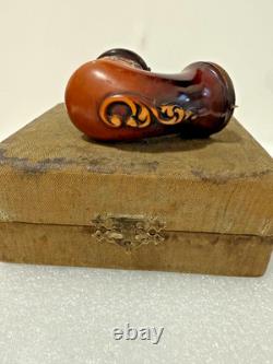 Pipe en mèche ancienne, scène de folk art sculptée à la main, couvercle en cuivre - Avec boîte