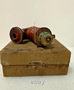Pipe en mèche ancienne, scène de folk art sculptée à la main, couvercle en cuivre - Avec boîte